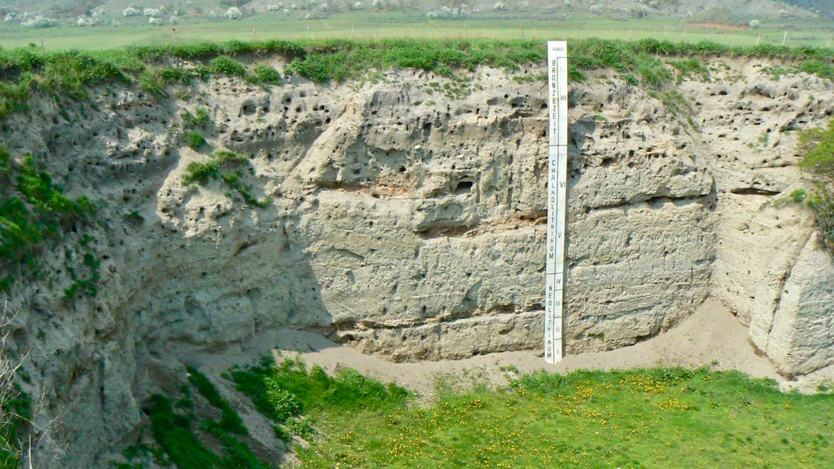 Der Siedlungshügel von Karanovo im Querschnitt – Schicht für Schicht vom Neolithikum bis zur Bronzezeit