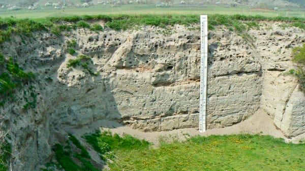 Der Siedlungshügel von Karanovo im Querschnitt – Schicht für Schicht vom Neolithikum bis zur Bronzezeit